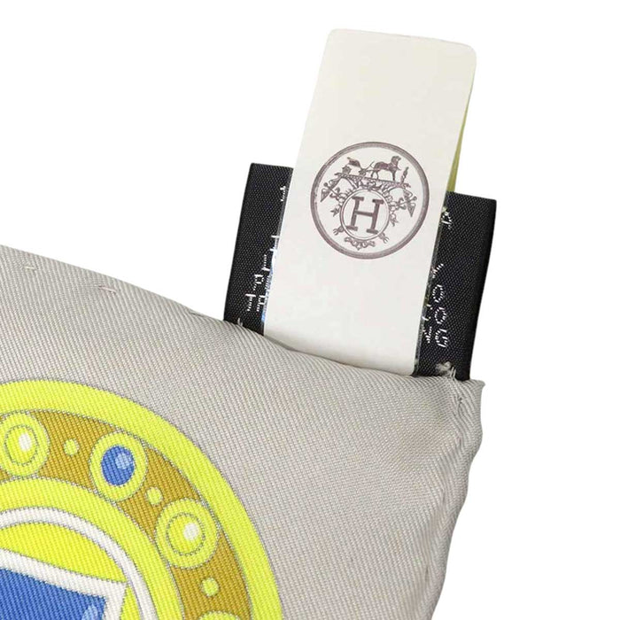 HERMES 
Foulard en twill de soie grand format cheval cœur 
Carré 90 HARNAIS DE COUR Arne de Cour