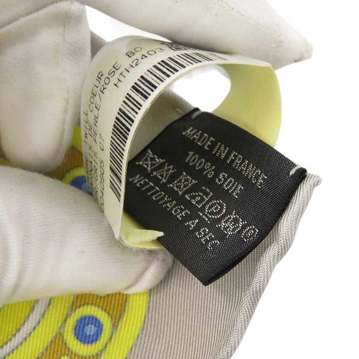 HERMES 
Foulard en twill de soie grand format cheval cœur 
Carré 90 HARNAIS DE COUR Arne de Cour