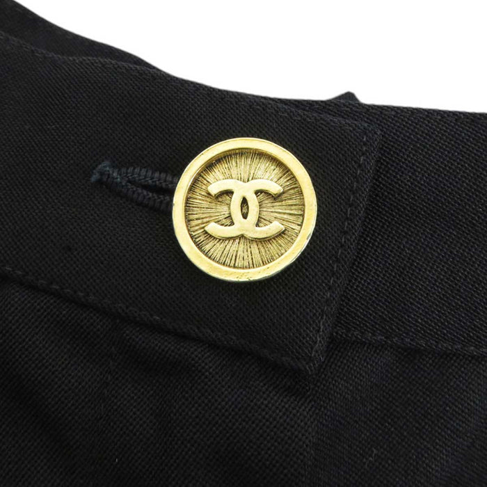 CHANEL
標誌 COCO CC 可可鈕扣
可可標誌 中央壓線 休閒褲 褲子