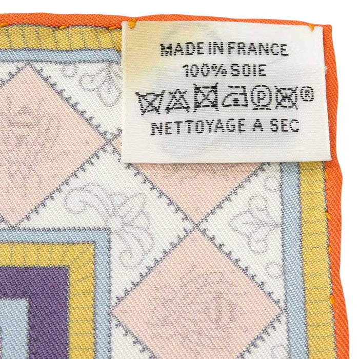 HERMES
Silk Large Square Horse House
Carré 90 Objets de Curiosité Scarf
Objet de Curiosité