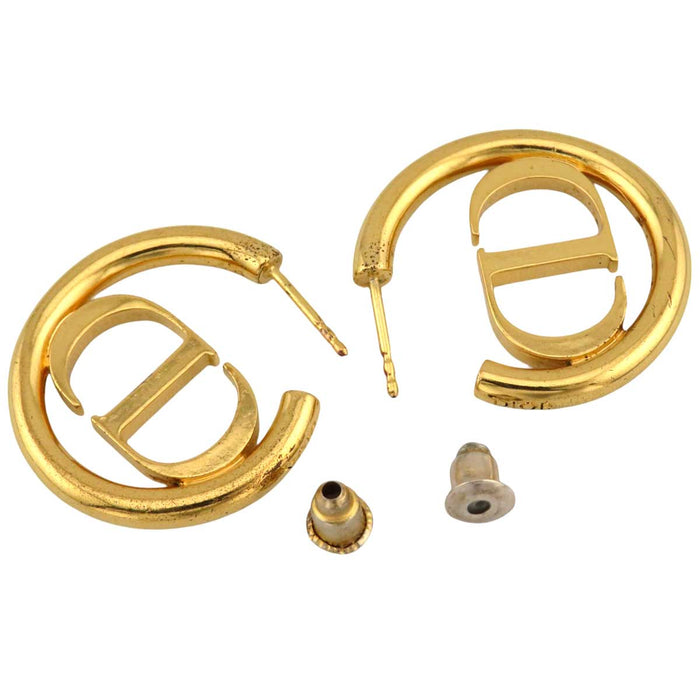 Dior 
CD logo métal couleur or 
30 Montaigne boucles d'oreilles créoles
