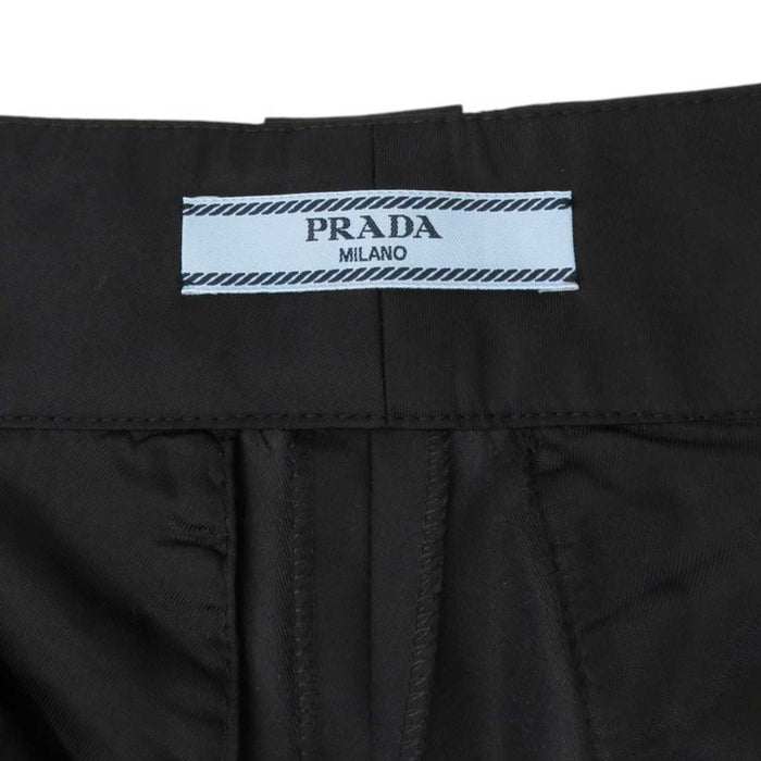 PRADA 
ナイロン スラックス 21年 トラウザーパンツ 
トライアングルパッチ センタープレス パンツ
