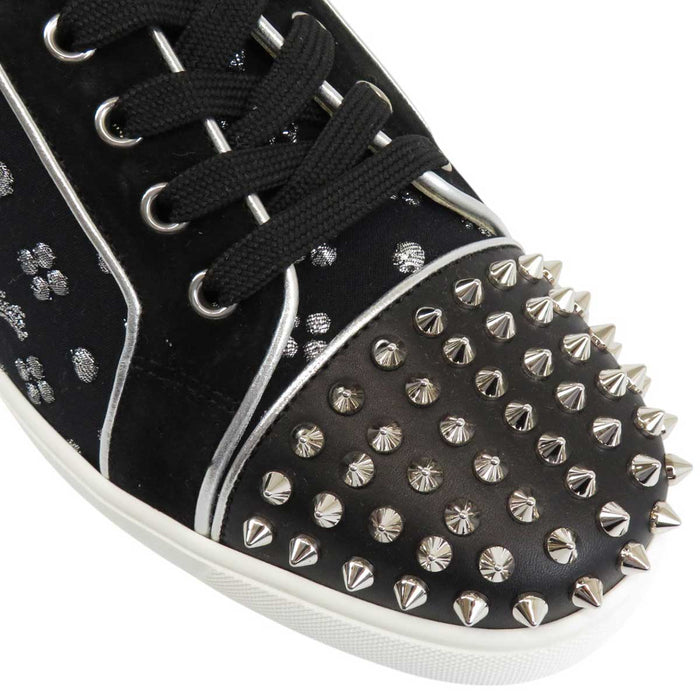 Christian Louboutin 
Louis Junior Orlato clouté daim cuir 
Louis Junior Spikes Orlato baskets à pointes