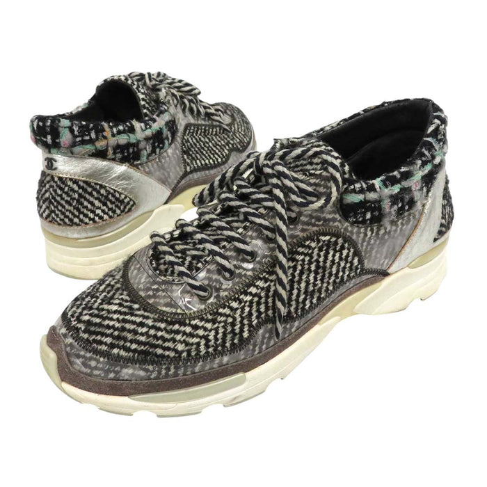 CHANEL 
COCO CC logo fabric 
Coco mark tweed sneakers