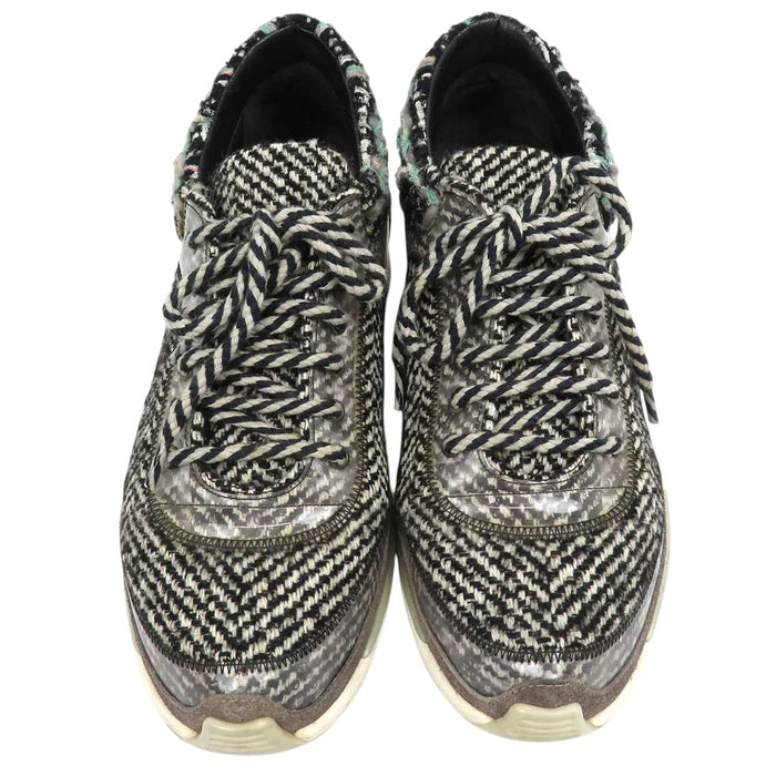 CHANEL 
COCO CC logo fabric 
Coco mark tweed sneakers