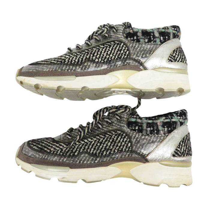 CHANEL 
COCO CC logo fabric 
Coco mark tweed sneakers