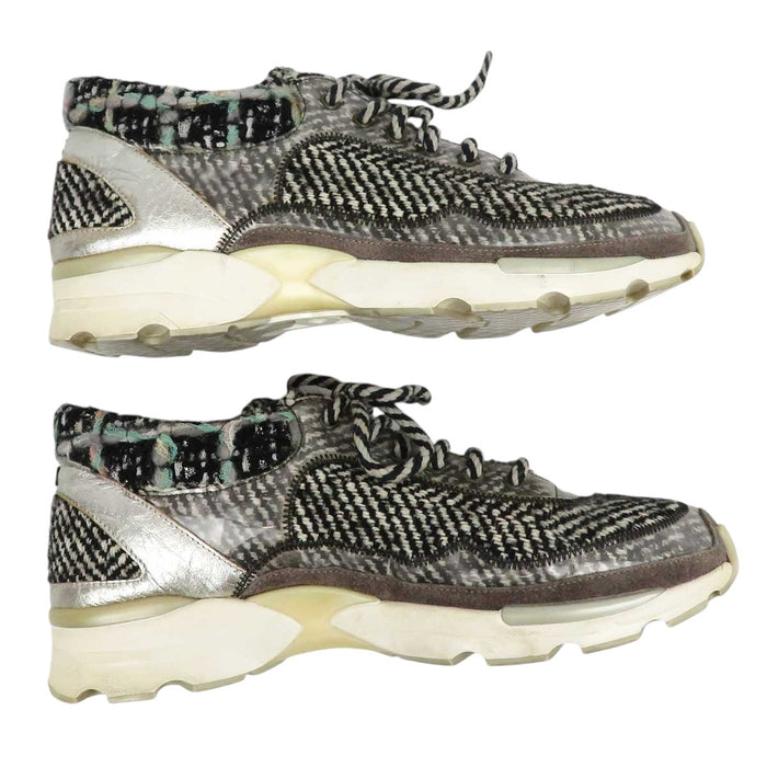 CHANEL 
COCO CC logo fabric 
Coco mark tweed sneakers