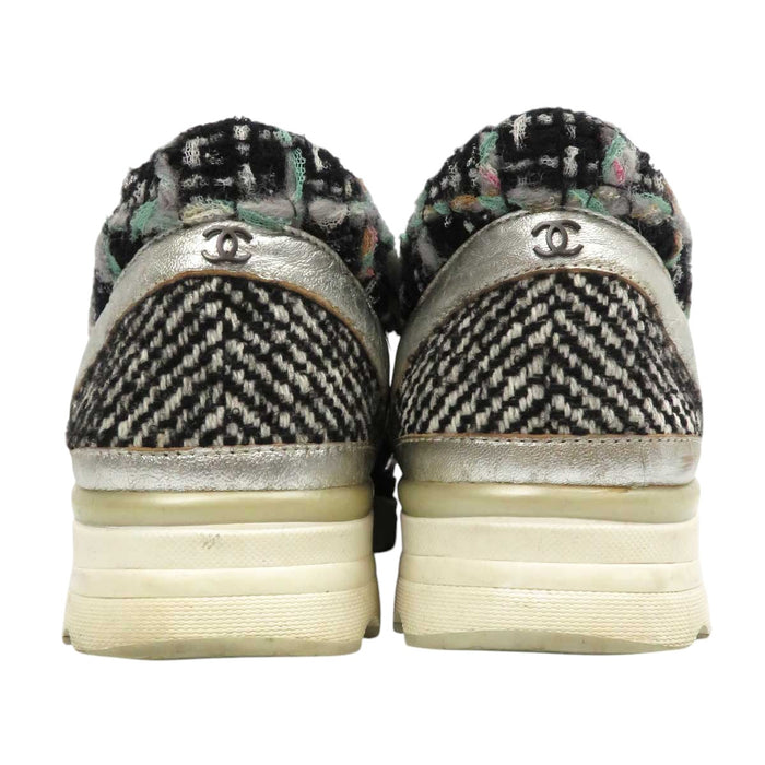 CHANEL 
COCO CC logo fabric 
Coco mark tweed sneakers