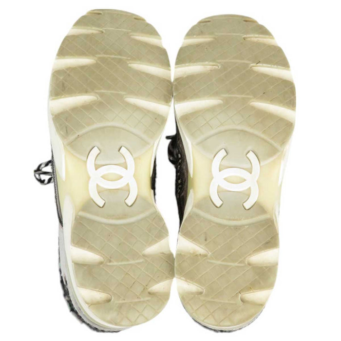 CHANEL 
COCO CC logo fabric 
Coco mark tweed sneakers