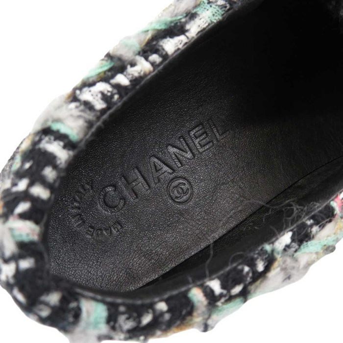 CHANEL 
COCO CC logo fabric 
Coco mark tweed sneakers