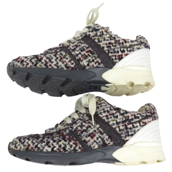 CHANEL 
COCO CC logo fabric 
Coco mark tweed sneakers