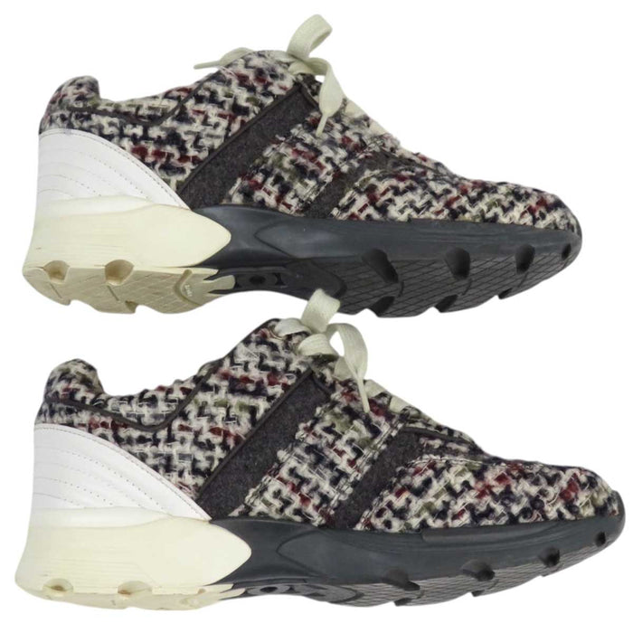 CHANEL 
COCO CC logo fabric 
Coco mark tweed sneakers