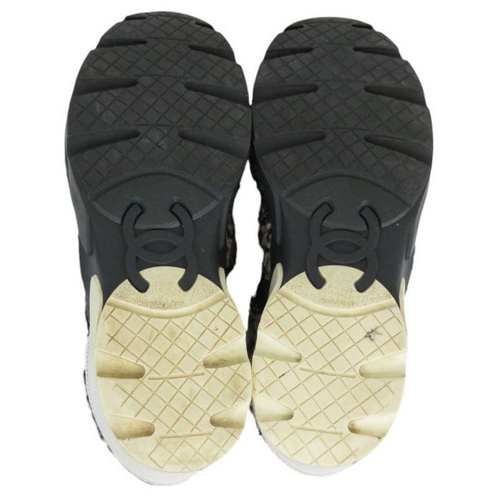 CHANEL 
COCO CC logo fabric 
Coco mark tweed sneakers