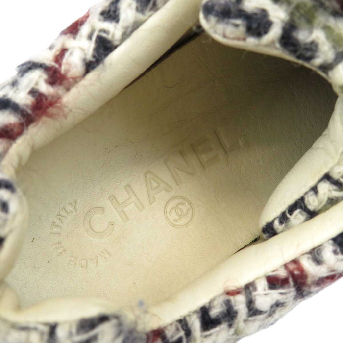 CHANEL 
COCO CC logo fabric 
Coco mark tweed sneakers