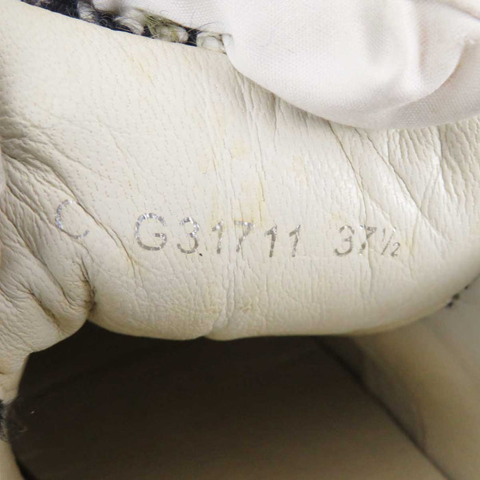 CHANEL 
COCO CC logo fabric 
Coco mark tweed sneakers