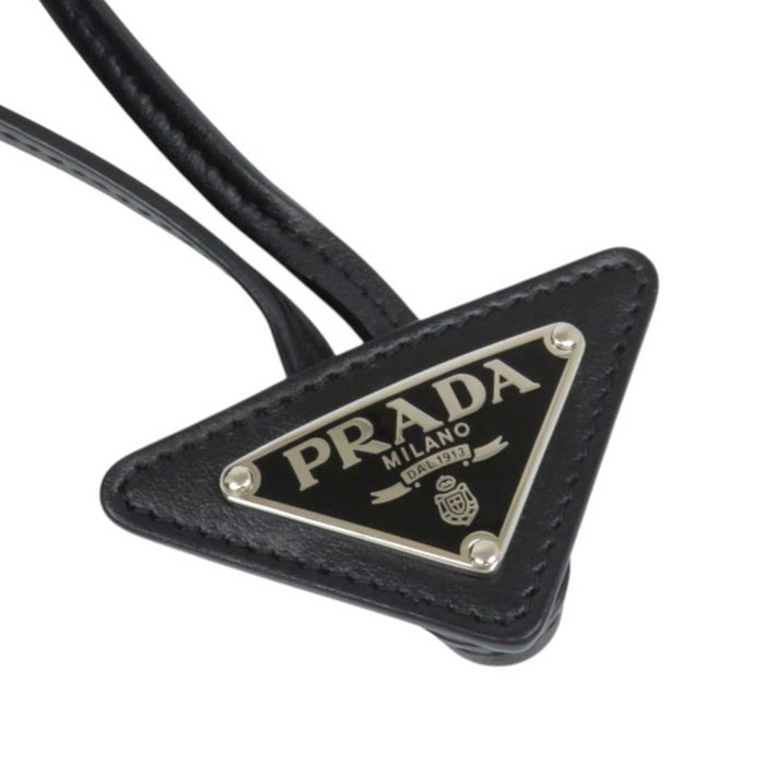 PRADA 
トライアングルロゴ ストラップ リナイロン レザー 
Re-Nylon ハット