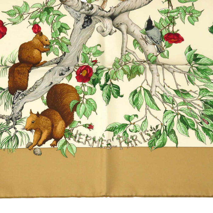 HERMES 
Sciarpa grande in seta scoiattolo uccello 
Carré 90 AU COEUR DES BOIS nella foresta