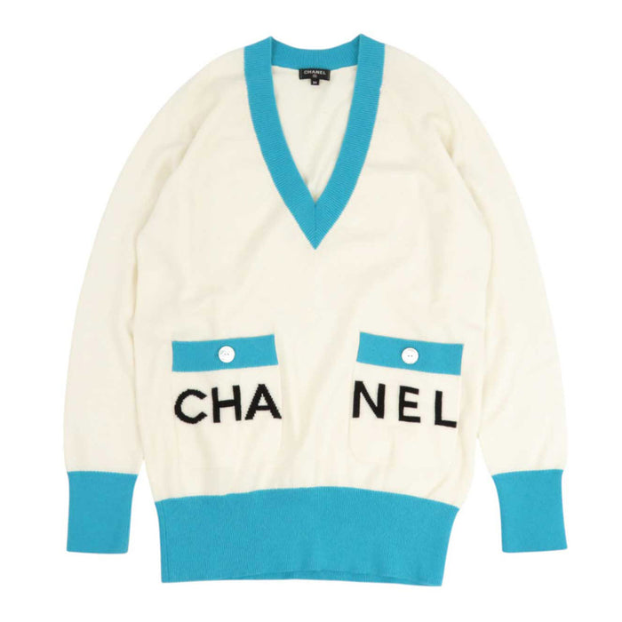 CHANEL
Logo V-neck
Cashmere Long Sleeve Knit
