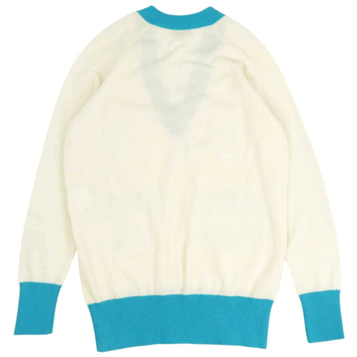 CHANEL
Logo V-neck
Cashmere Long Sleeve Knit