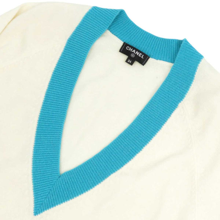 CHANEL
Logo V-neck
Cashmere Long Sleeve Knit