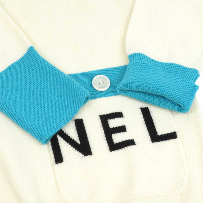 CHANEL
Logo V-neck
Cashmere Long Sleeve Knit
