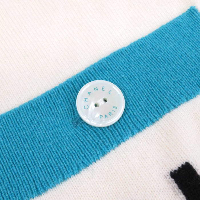 CHANEL
Logo V-neck
Cashmere Long Sleeve Knit