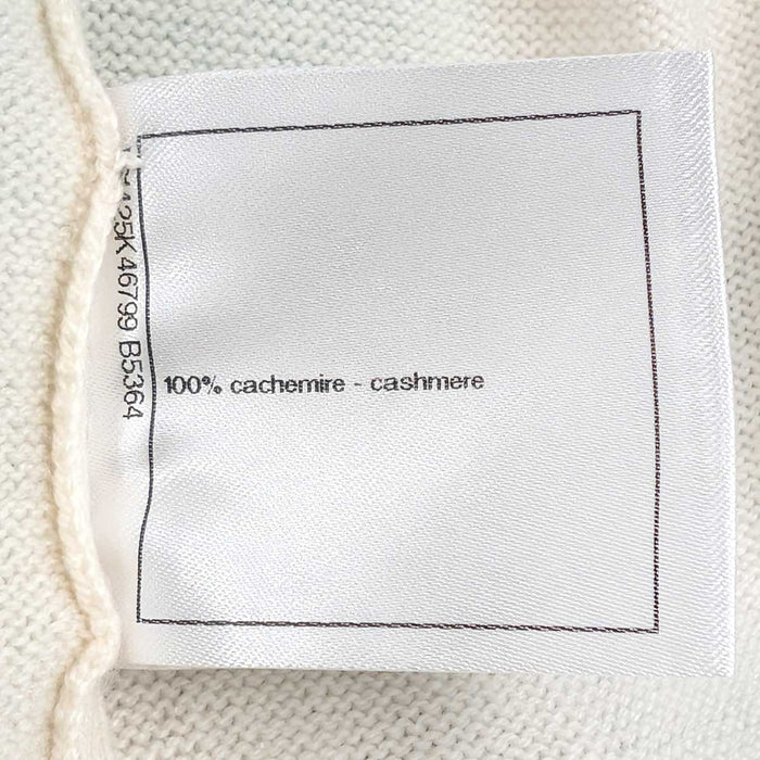 CHANEL
Logo V-neck
Cashmere Long Sleeve Knit