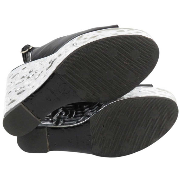 CHANEL
COCO CC Logo Wedge Sole Slingback Open Toe
Coco Mark Punching Metallic Sandals