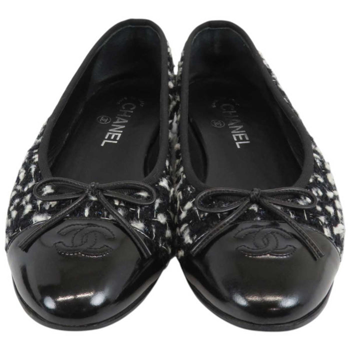 CHANEL 
COCO CC Logo Enamel Round Toe 
Coco Mark Ribbon Tweed Ballet Shoes
