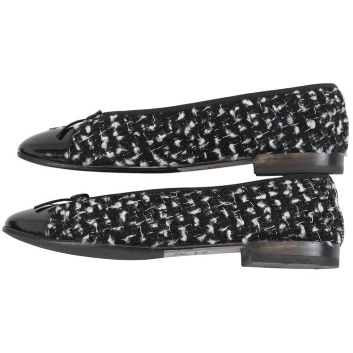 CHANEL 
COCO CC Logo Enamel Round Toe 
Coco Mark Ribbon Tweed Ballet Shoes