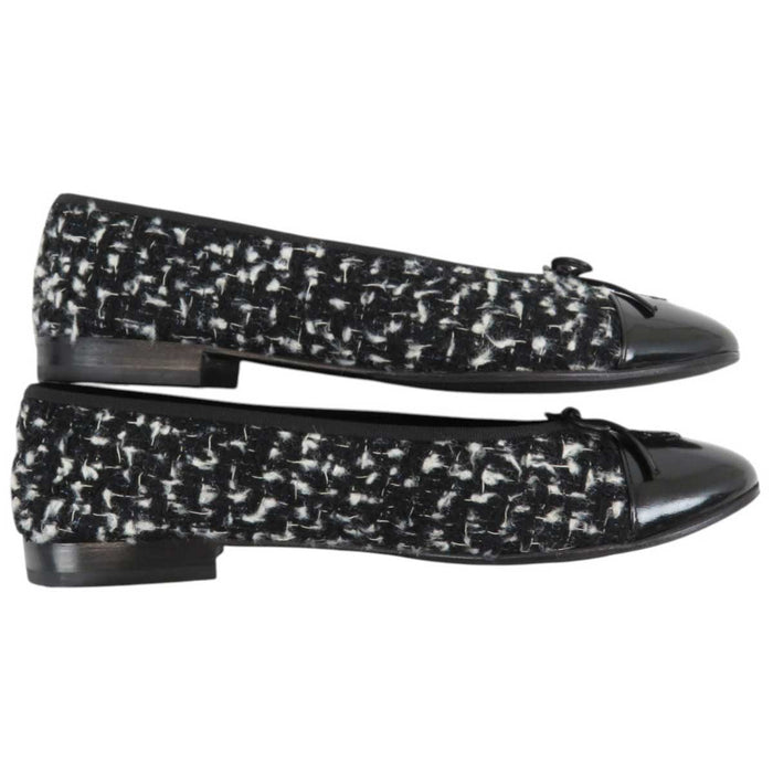 CHANEL 
COCO CC Logo Enamel Round Toe 
Coco Mark Ribbon Tweed Ballet Shoes