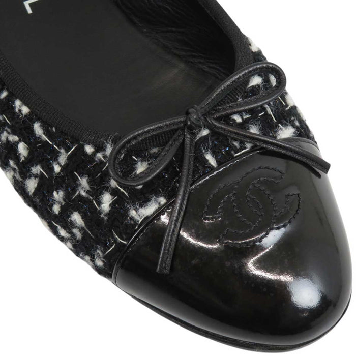 CHANEL 
COCO CC Logo Enamel Round Toe 
Coco Mark Ribbon Tweed Ballet Shoes