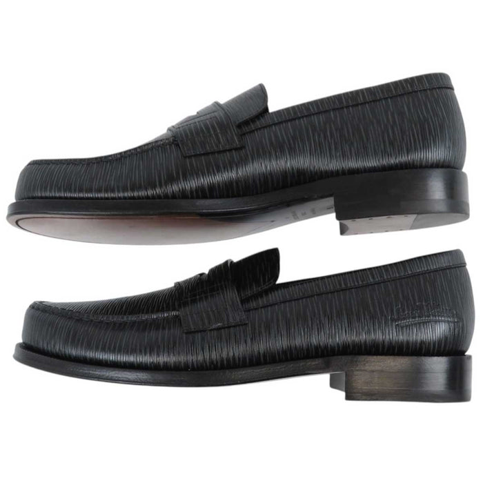 LOUIS VUITTON 
LV ロゴ 型押し 
エピ シグネチャー コインローファー