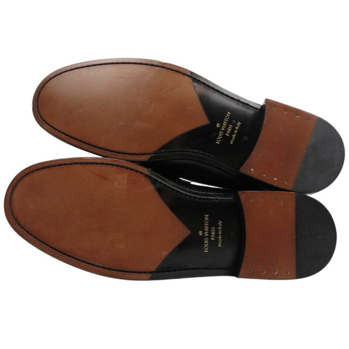 LOUIS VUITTON
18 Year LV Logo Embossed
Epi Signature Coin Loafers