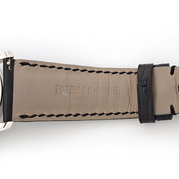 百达翡丽
复杂功能腕表 年历计时码表
附带盒子和证书