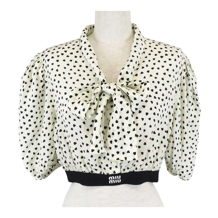 MIUMIU 
23SS logo chiffon seta a mezza manica 
camicetta cropped con fiocco e motivo a cuori