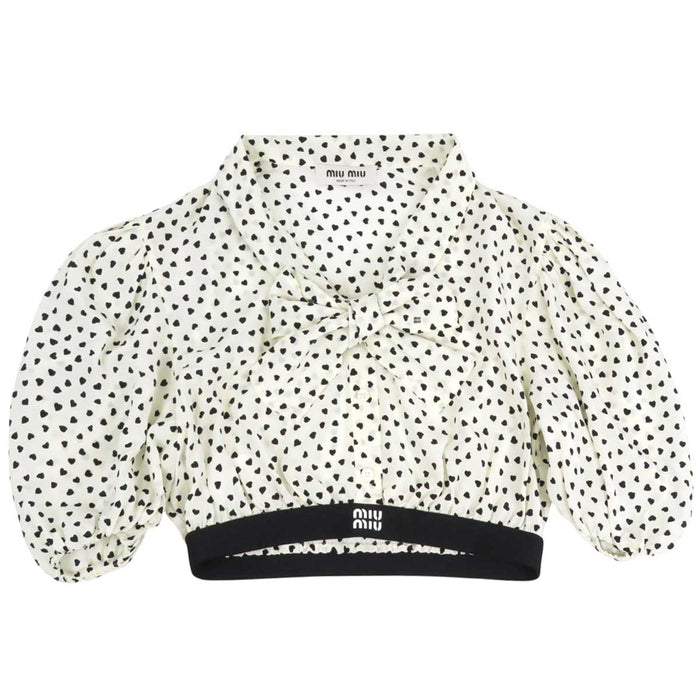 MIUMIU 
23SS logo chiffon seta a mezza manica 
camicetta cropped con fiocco e motivo a cuori