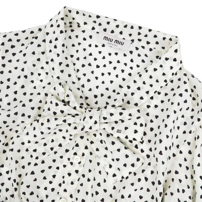 MIUMIU 
23SS logo chiffon seta a mezza manica 
camicetta cropped con fiocco e motivo a cuori