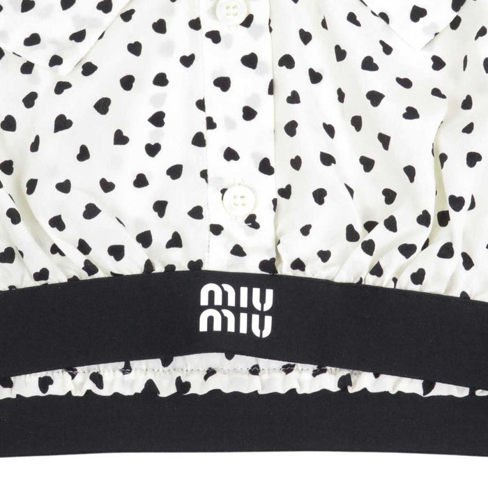 MIUMIU 
23SS logo chiffon seta a mezza manica 
camicetta cropped con fiocco e motivo a cuori