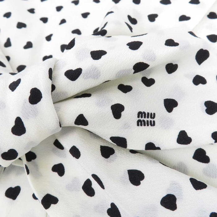MIUMIU 
23SS logo chiffon seta a mezza manica 
camicetta cropped con fiocco e motivo a cuori