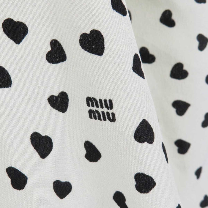 MIUMIU 
23SS logo chiffon seta a mezza manica 
camicetta cropped con fiocco e motivo a cuori
