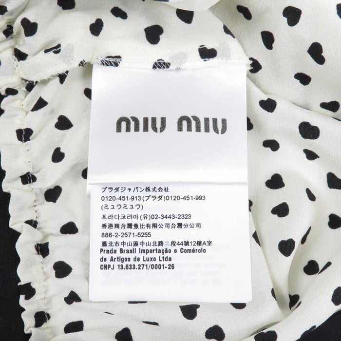 MIUMIU 
23SS logo chiffon seta a mezza manica 
camicetta cropped con fiocco e motivo a cuori