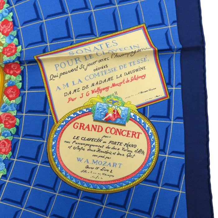 HERMES 
Écharpe grand format soie 
Carré 90 Wolfgang Amadeus Mozart Hymne à Mozart