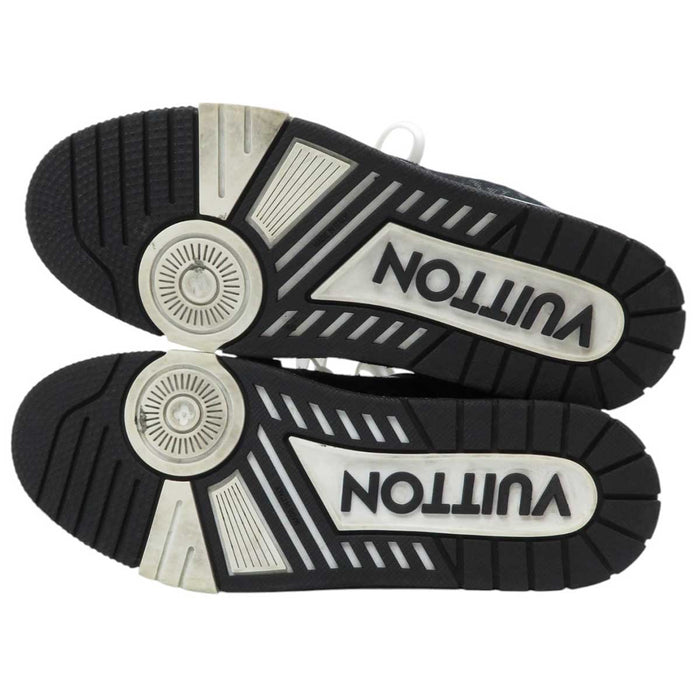 LOUIS VUITTON
Logo Monogram Denim
LV Trainer Line Sneakers