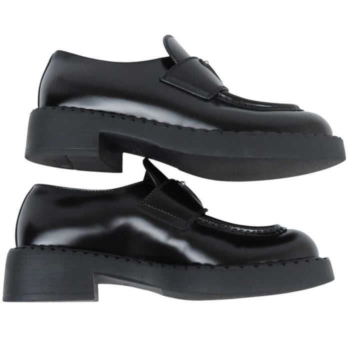 PRADA 
トライアングルロゴ 
チョコレート ブラッシュドレザー ローファー