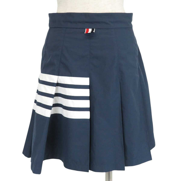 THOM BROWNE 
Flyweight 
4BAR Pleated Nylon Skirt
