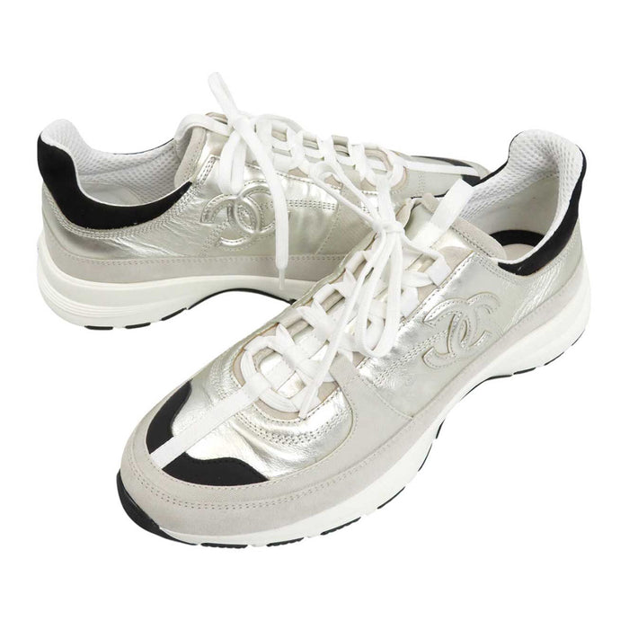CHANEL
COCO CC Logo Laminated Calf Suede Made in 2024
Coco Mark Métiers d'Art Collection Sneakers
