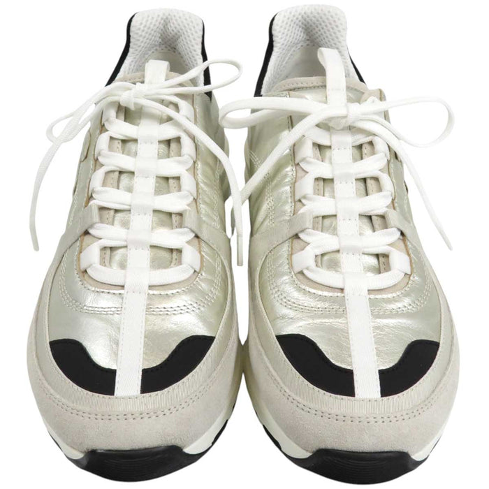 CHANEL
COCO CC Logo Laminated Calf Suede Made in 2024
Coco Mark Métiers d'Art Collection Sneakers