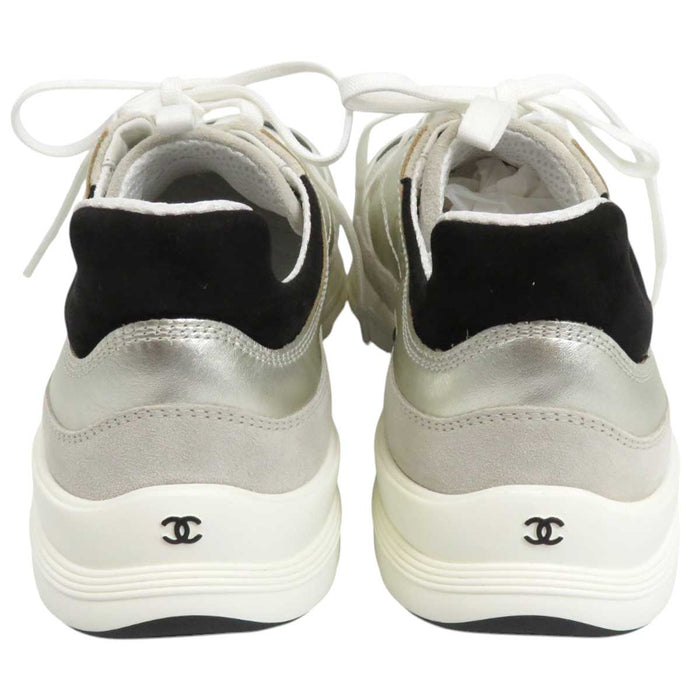 CHANEL
COCO CC Logo Laminated Calf Suede Made in 2024
Coco Mark Métiers d'Art Collection Sneakers