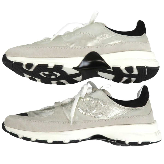 CHANEL
COCO CC Logo Laminated Calf Suede Made in 2024
Coco Mark Métiers d'Art Collection Sneakers